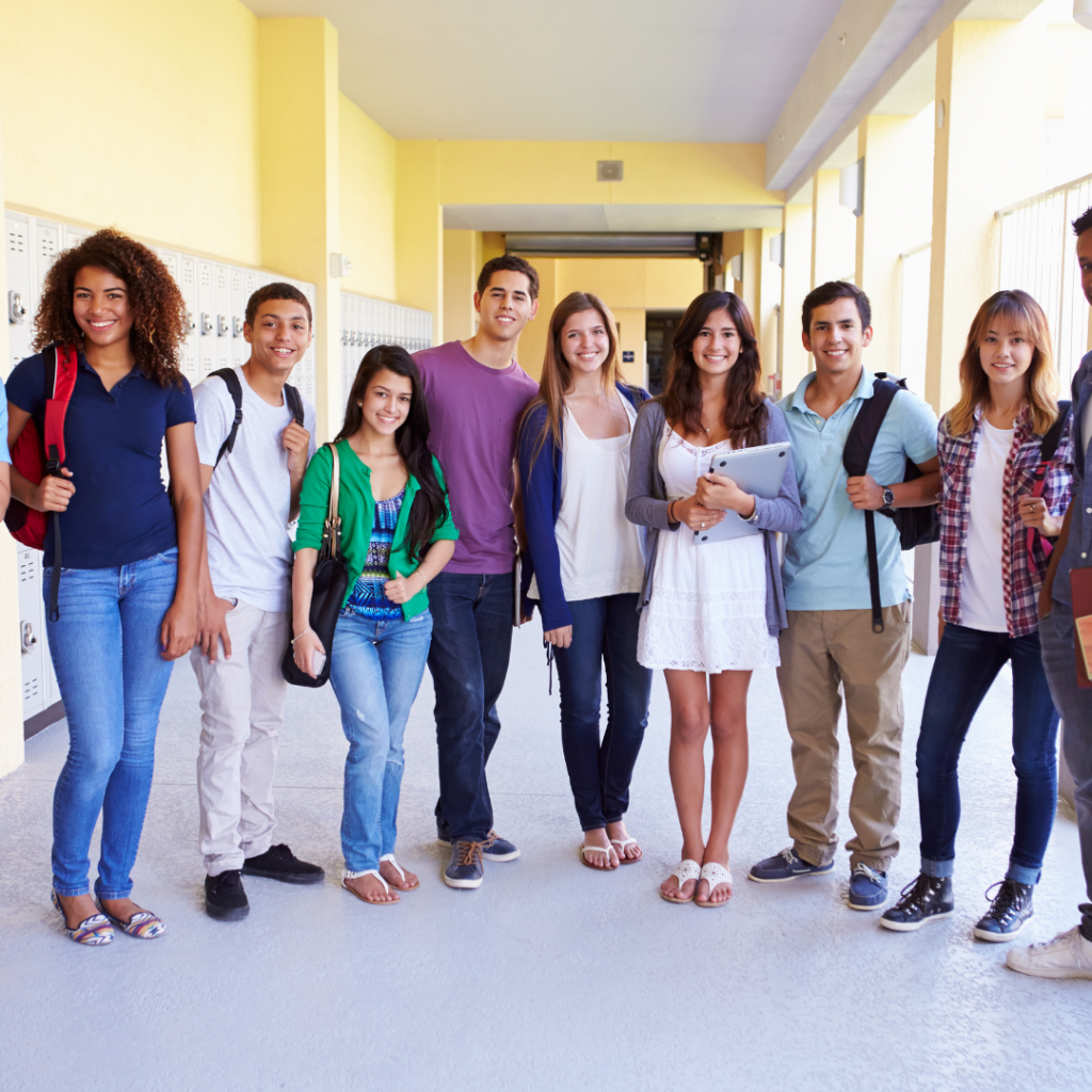 Часть студентов группы. Группа студентов. Группа студент в класс. Подростки в коридоре школы. Большая группа студентов.